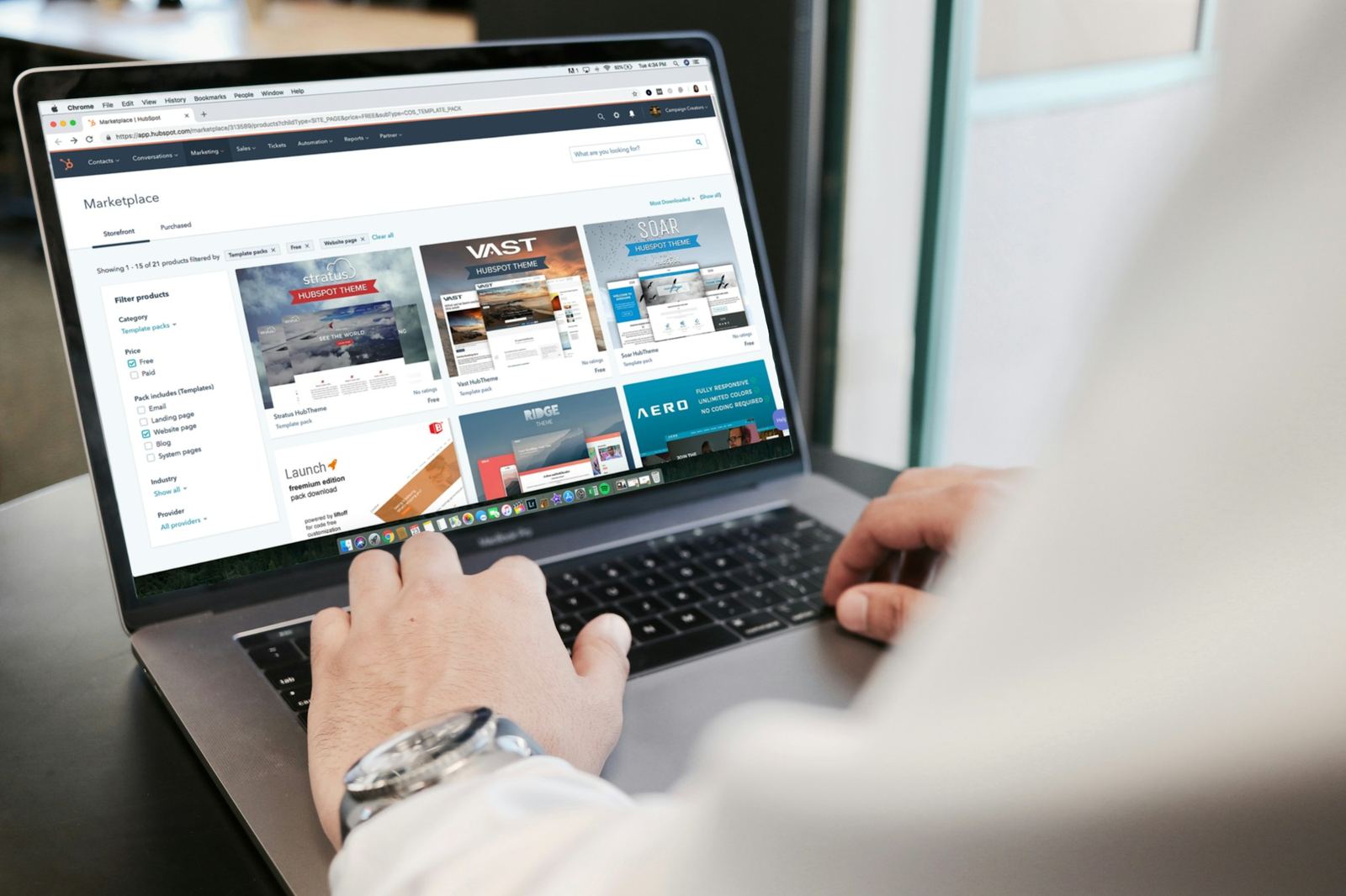 Un designer travaille sur un site web depuis son MacBook
